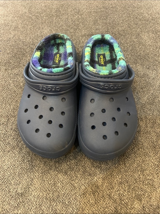 CROCS Other - CROCS Kids Navy Clog with Multicolor Fuzzy Lining big kids 6